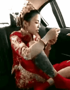 此时新郎真是个后悔莫及，怎么就娶回这样一个媳妇呢。
