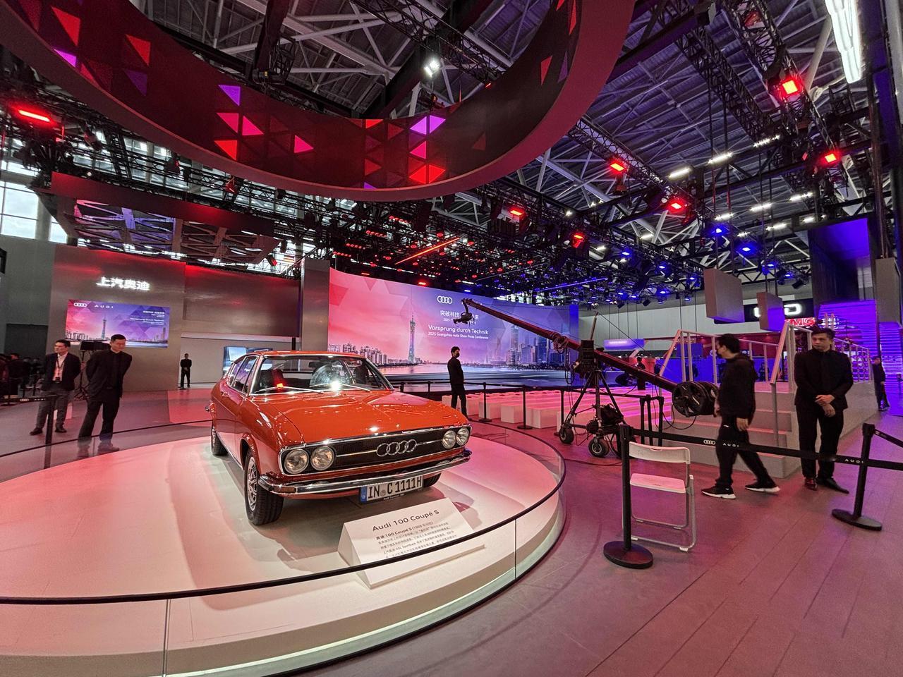 上汽大众奥迪展台空空如也，只有一辆1969年问世的老爷车。看来上汽奥迪除了情怀，