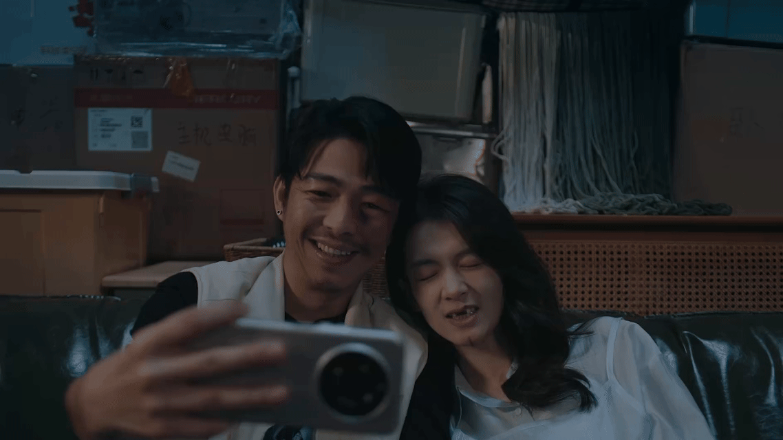 陈昊宇门牙呢突然成了热门话题，笑容里的小细节被大家发现，呆萌又讨喜，瞬间戳中好多