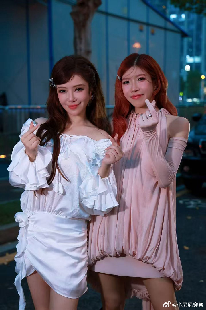 维妮娜穿越整个舞台拥抱庄法 从并肩作战的队友到彼此欣赏的知己，哪怕隔着不同的语言