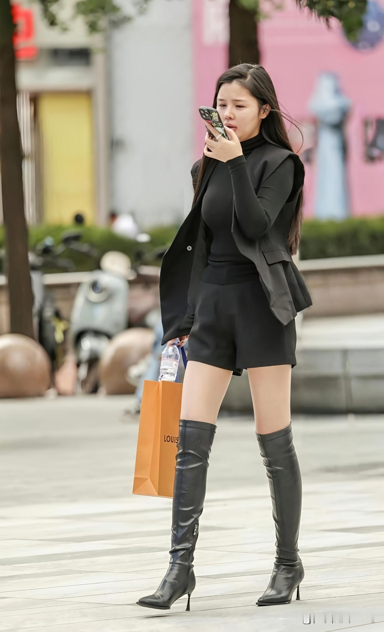 都市时尚穿搭指南：黑色短款套装+高筒靴，尽显优雅与自信