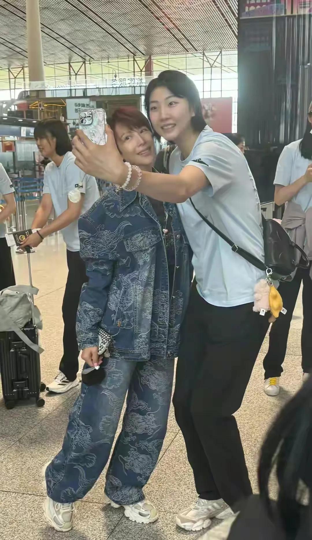 皇后娘娘瞬间变得小鸟依人了，蔡少芬机场偶遇中国女排，还热情的和队员合影留念。

