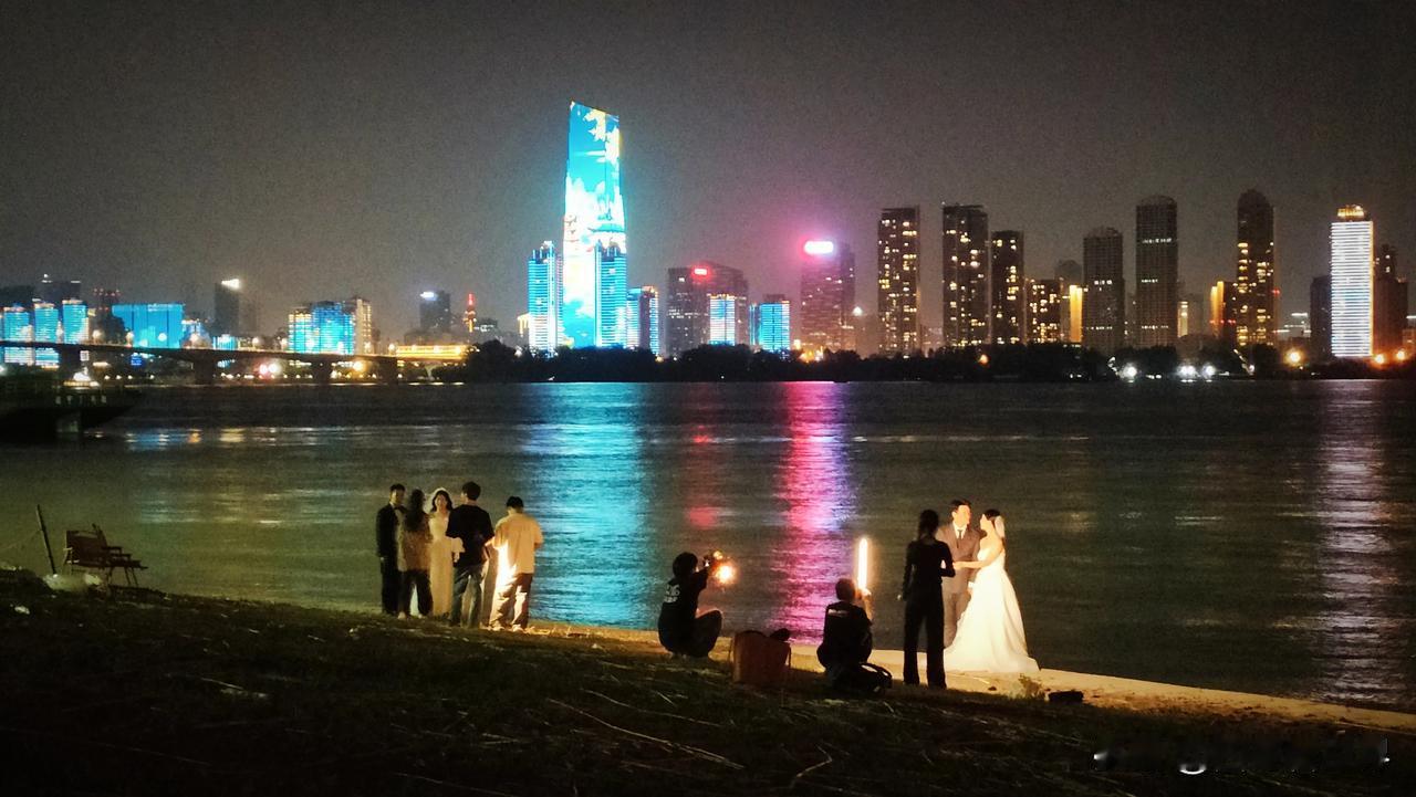 这里每天都有人拍婚纱照，但是我真没有看出啥特别的？
不知道拍出的是啥效果，或者说