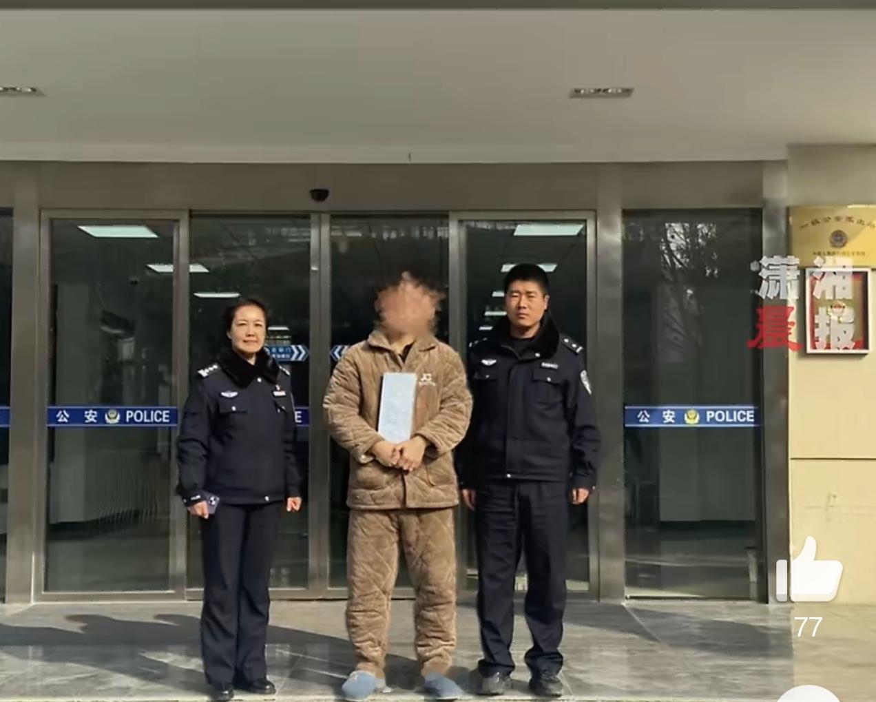 男子网购椅子竟多出15公斤银板哈哈哈～这大哥穿的真“潦草”，我还以为银板是偷的呢