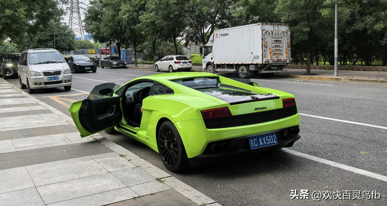 这个是个什么鬼？坐这个，进出都得“趴着”吧，不明白车主怎么想的，坐上它真的舒服吗