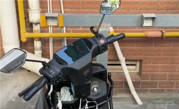 电车充电桩离燃气管道不足半米：居民担忧却被告知不违规】快科技1月18日消息，据媒