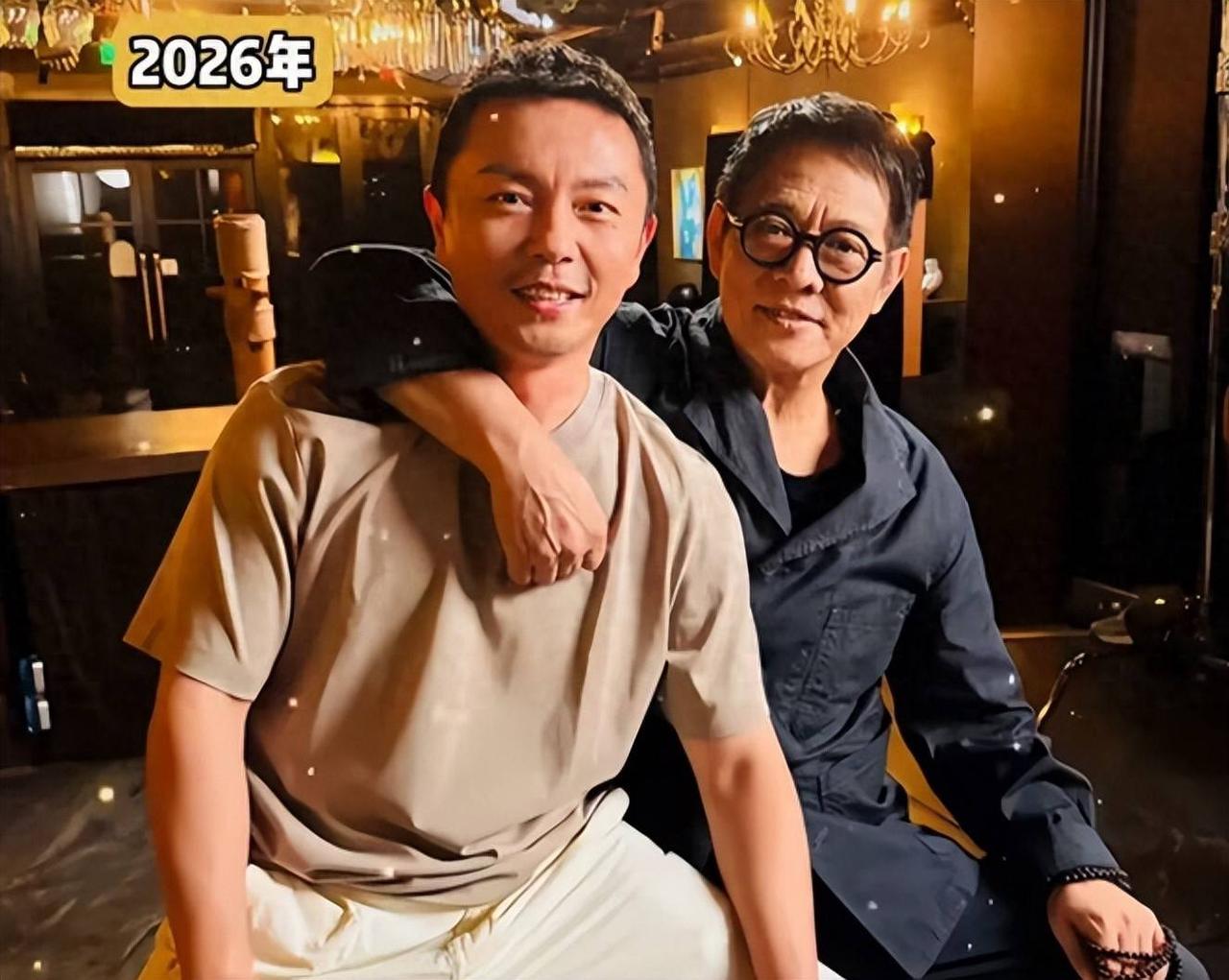 小时候看功夫片最意难平的一对银幕父子，时隔三十三年再度同框，看完照片瞬间勾起无数