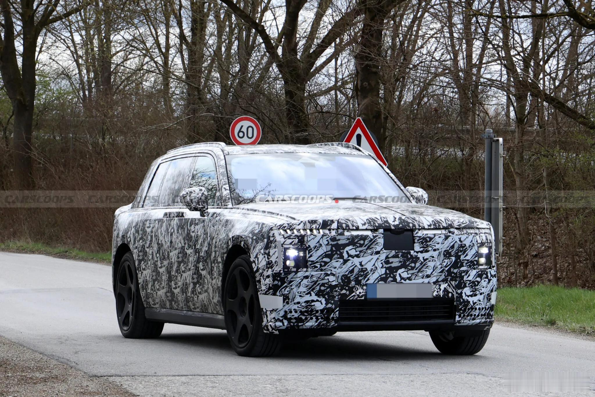 名车志谍照 【劳斯莱斯全新纯电SUV测试曝光】新车最抢眼的是复古分体式引擎盖设计