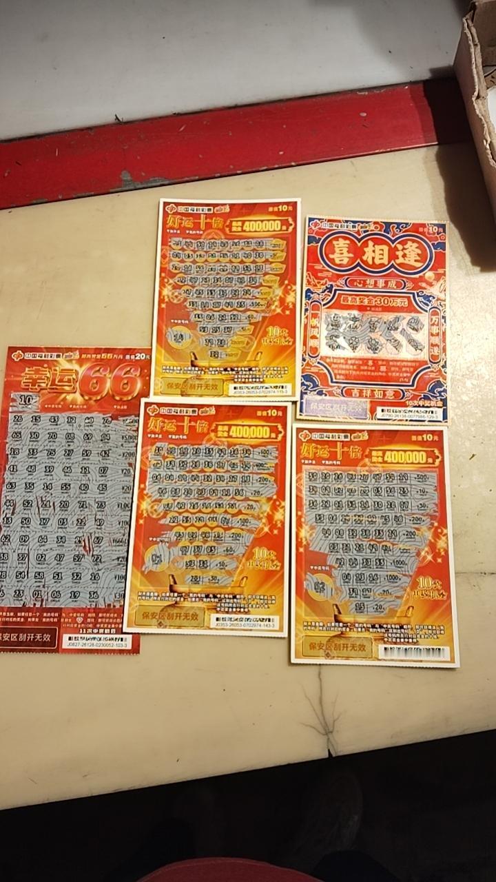 看见前几天这个摊位刮刮乐中100万大奖了
晚上我跟儿子散步溜达到这里
我看着他胖