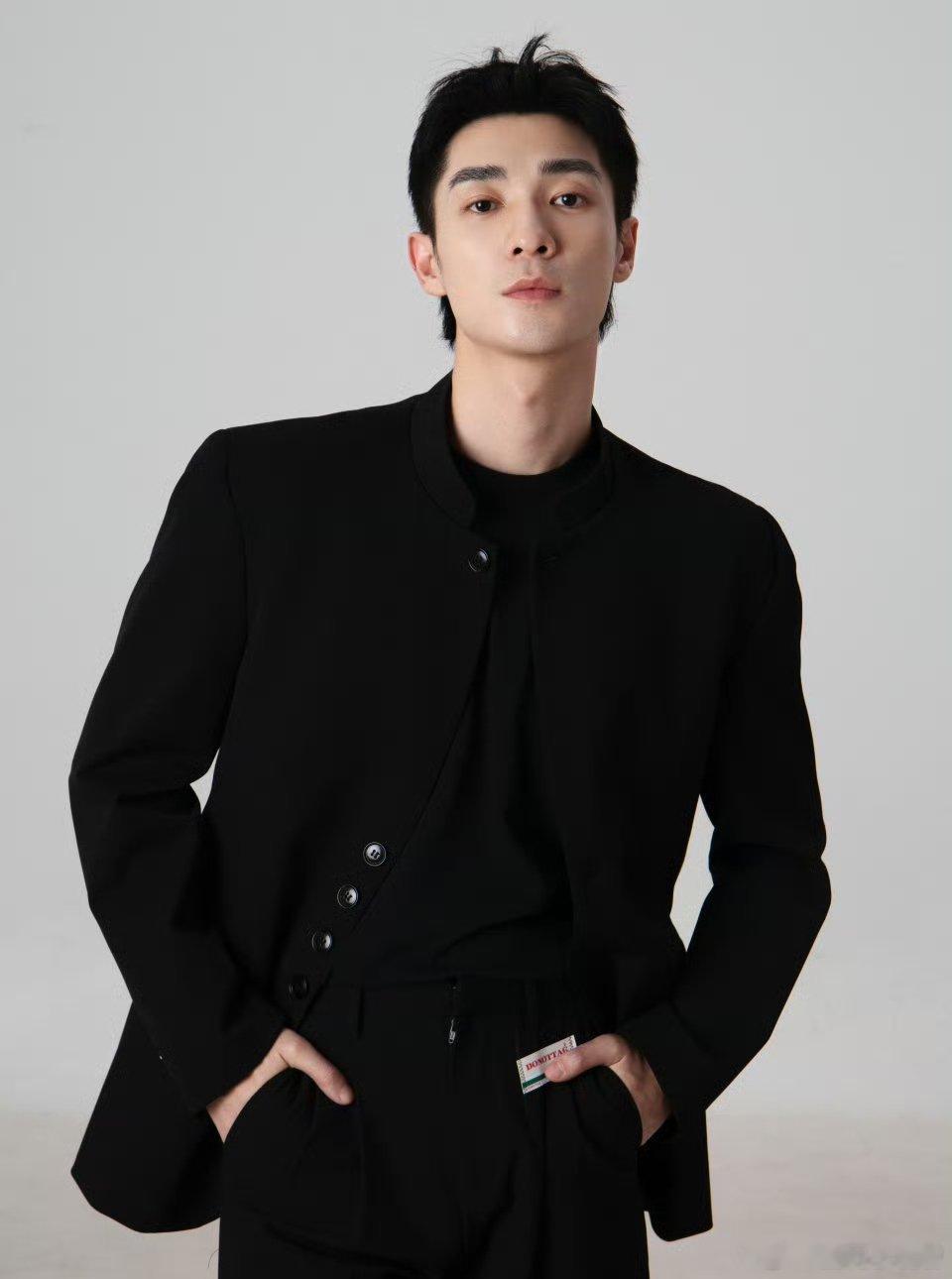 为啥都在说娜扎与秦亦铭疑似恋爱同居？我那么大一个张云龙呢？