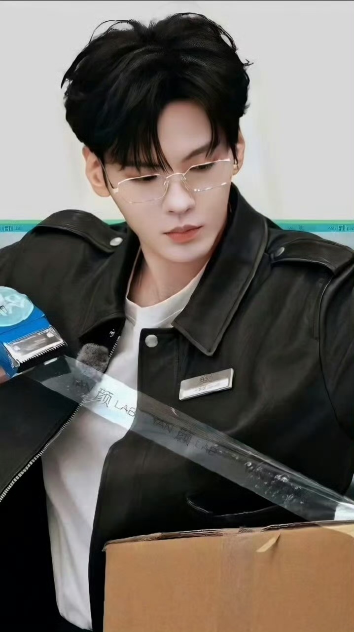 毕雯珺金丝细框眼镜毕雯珺金丝细框眼镜造型好帅！给造型师➕🍗！合伙人