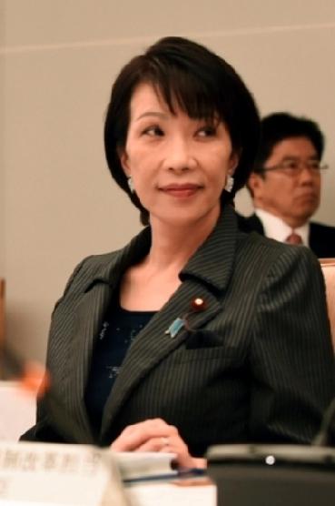 日本在台湾问题上跳得那叫一个高，还大放厥词，骨子里就是反华，还替美国叫嚣。
  