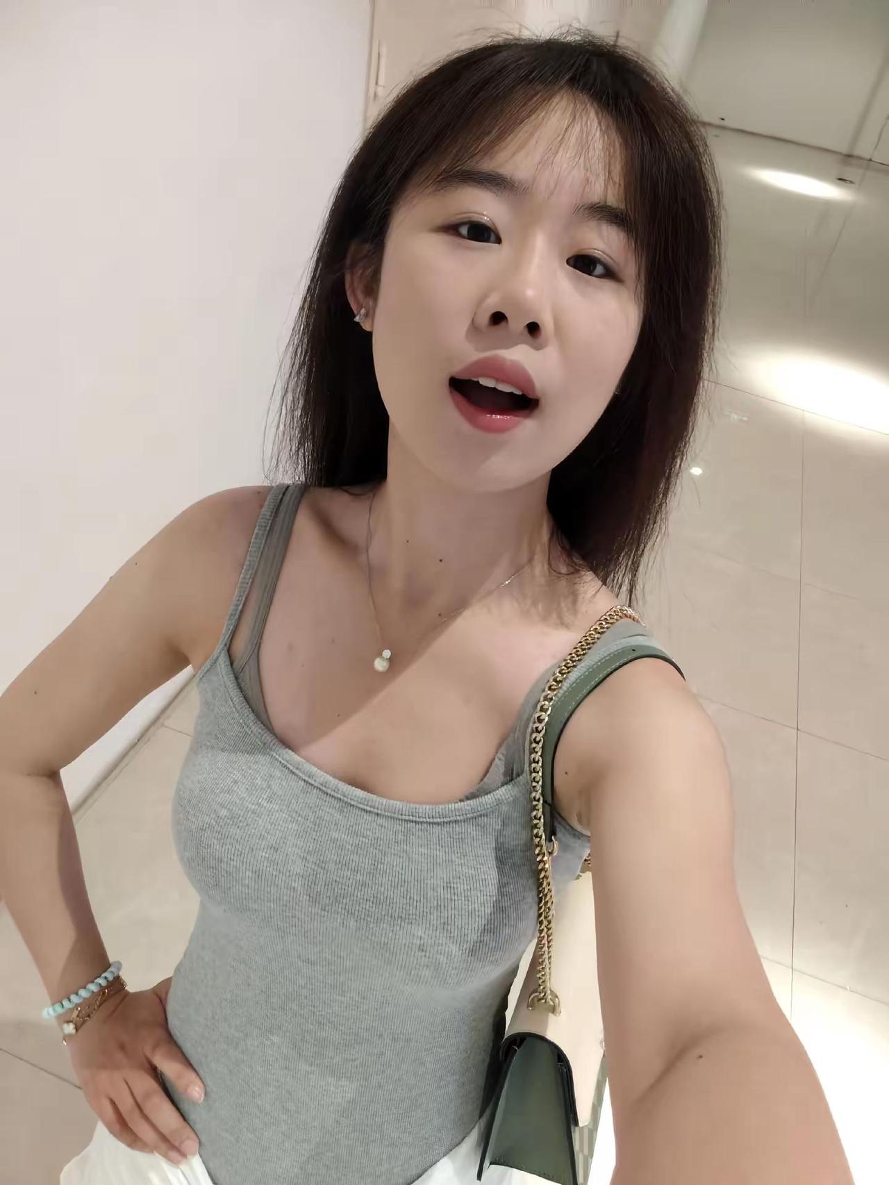 迷人的笑脸吸引视线。拍照ootd 逛街ootd 夏天