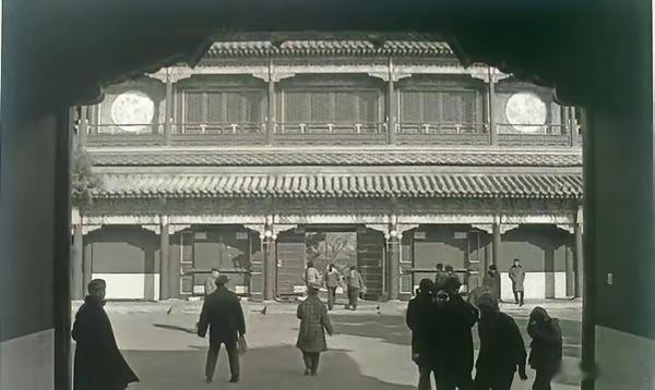 1983年，市民游览中南海。1977—1985年中南海局部对外开放，普通民众可购