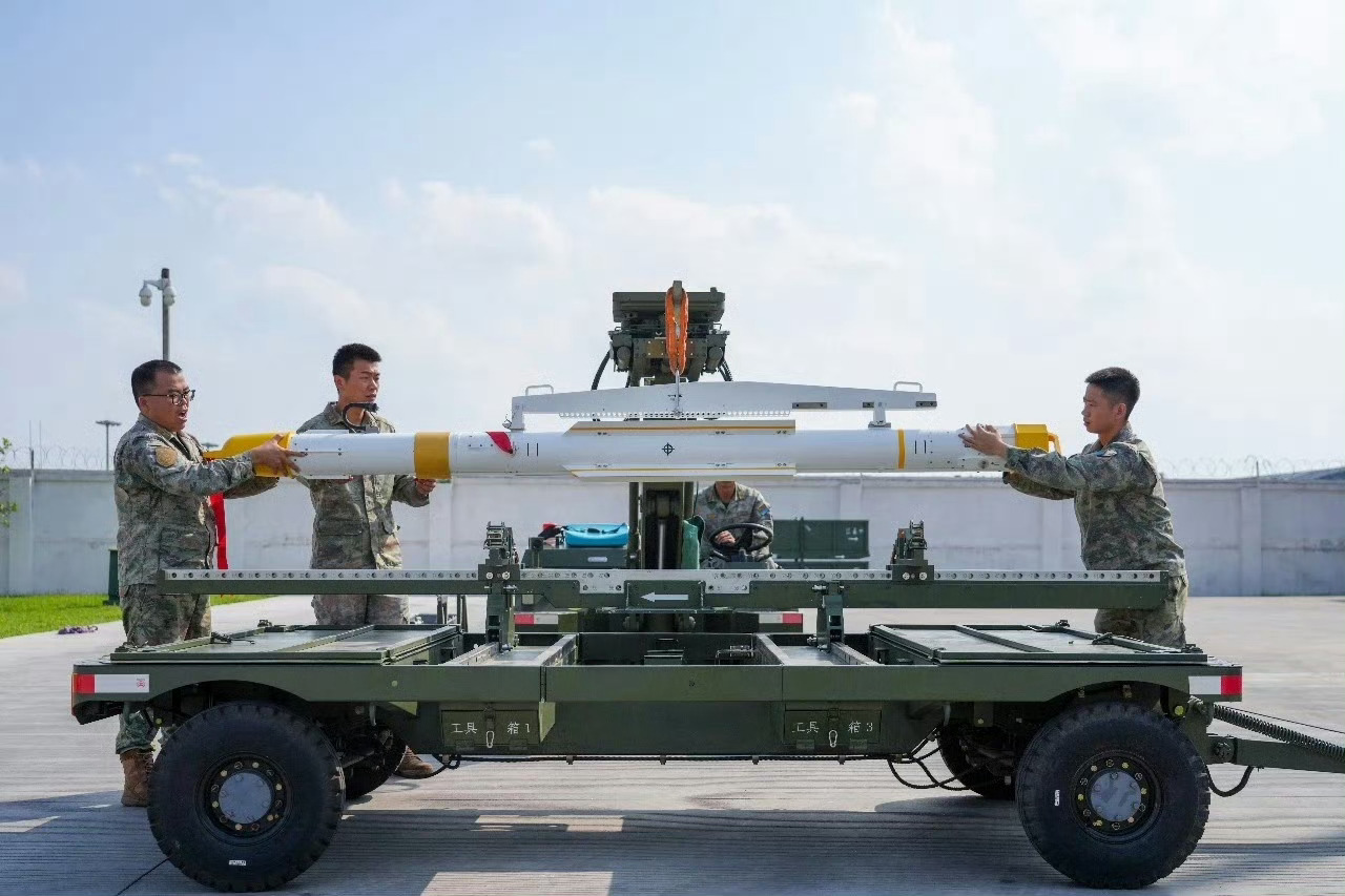 南空某旅展示自己的弹药，PL-10、R-77-1、YJ-XX（仿制Kh-29） 