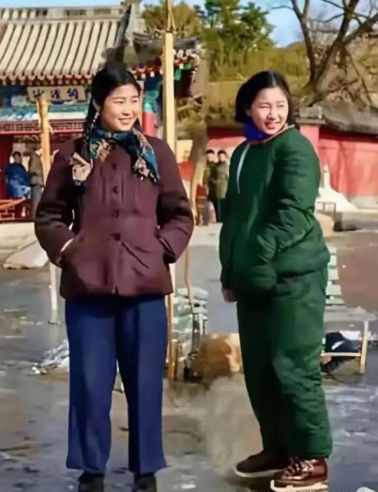 李敏与李讷青年时的合影，她们的穿着都很朴素。这俩姐妹长得很漂亮，身材也好，但是都