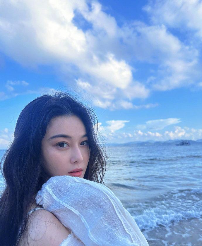 #张馨予晒何捷拍的海边照# 张馨予何捷真的好甜，这么久了感情还是一如既往的好！#