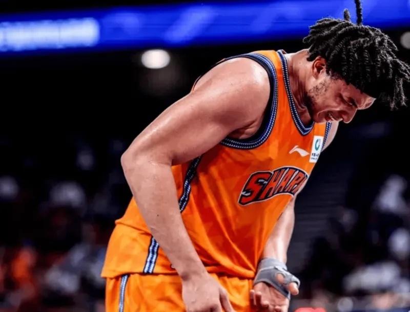 上海男篮难了！洛夫顿伤势不轻！卢伟为何让他这样无关紧要的比赛上场呢？难道一定要破