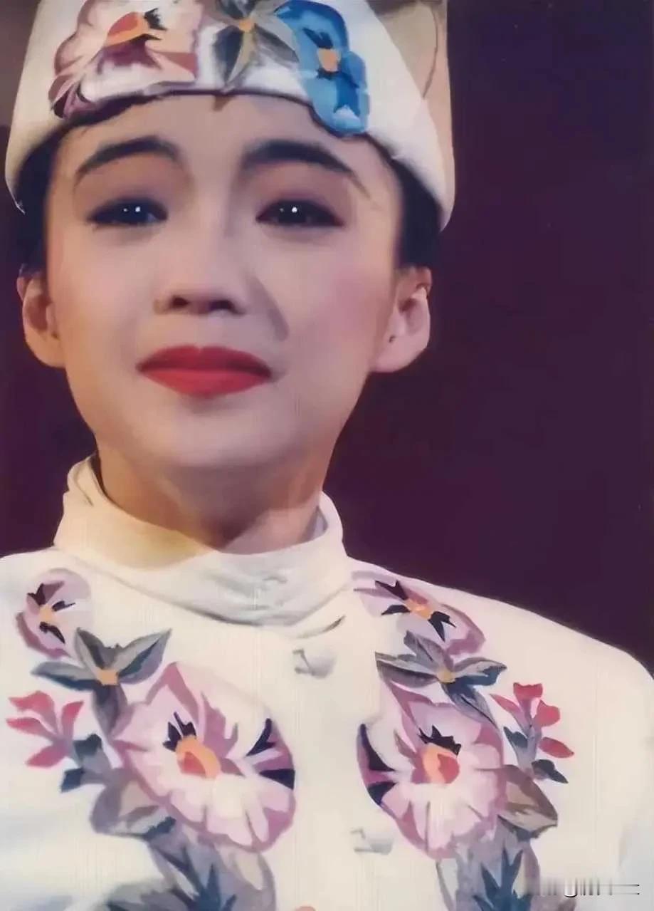 陈慧娴，1965年生于香港，林忆莲是她的中学同学。1984年，她凭借歌曲《逝去的