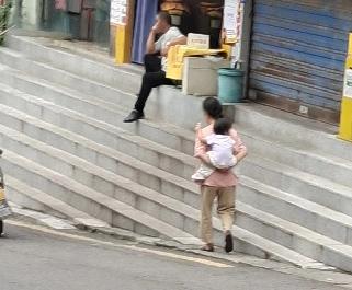 让年轻人丁克去吧，我们真的扛不住了！
 

路过厂区时，看到两位大姐背上都背着熟