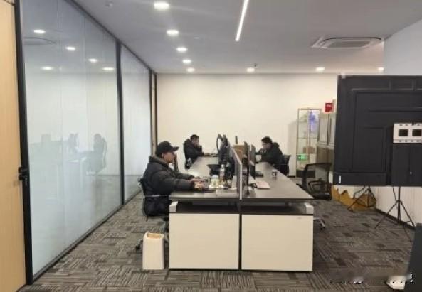 真心问大家个问题：一月工资毛着8000，扣掉五险一金到手每个与6000出头，赶上