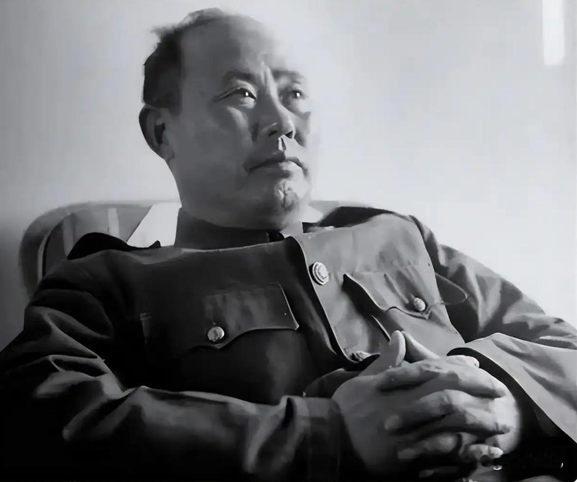 傅作义临终吐露尘封秘辛：老蒋派来的王牌女特务，连面都没见就横死血泊
 
傅作义临