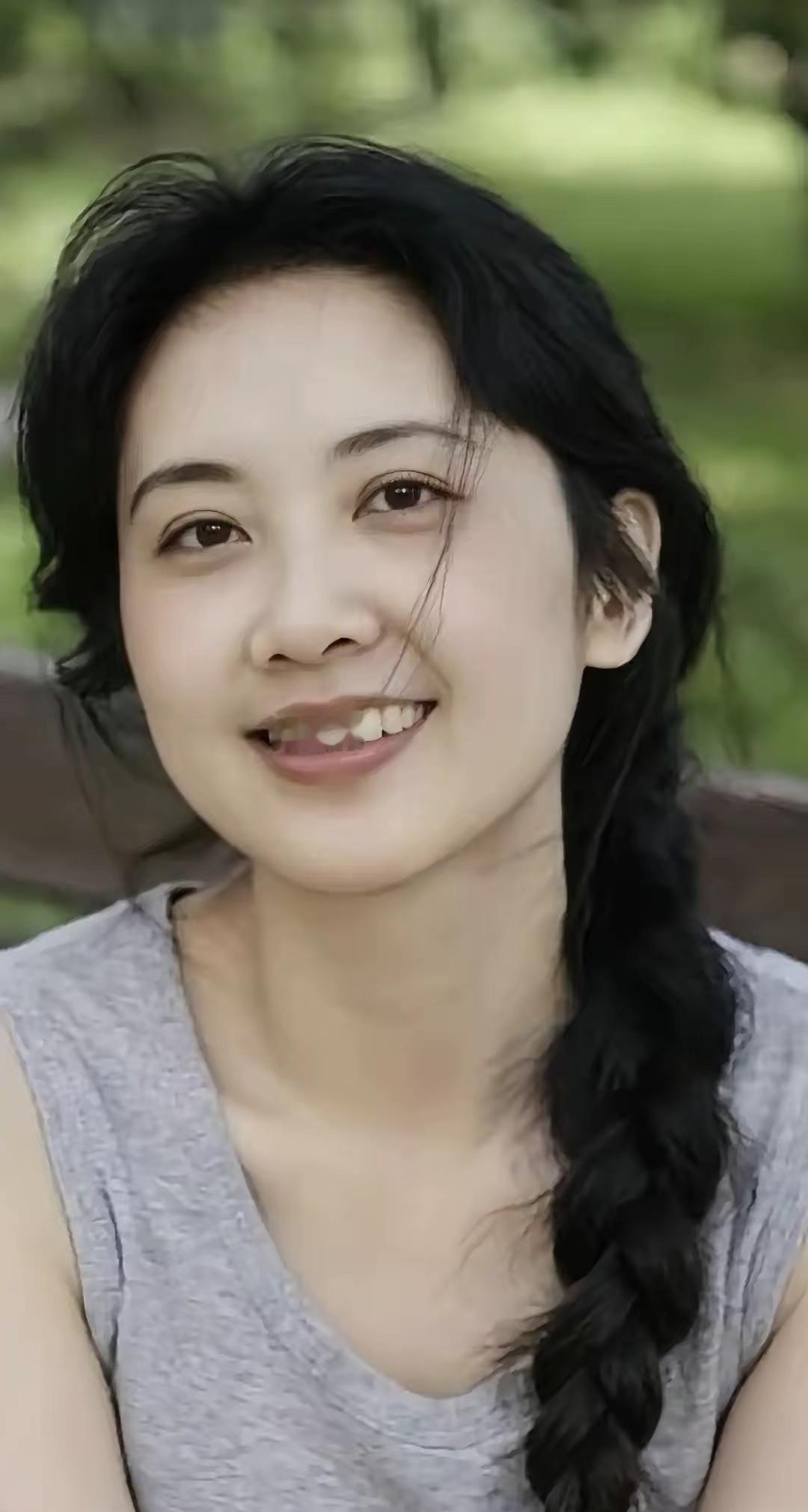 朱琳年轻时的漂亮真称得上国色天香、倾国倾城！当年的她是多少少男少女的偶像，又是多