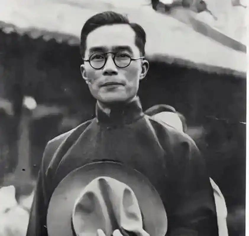 1962年，清华校长梅贻琦病逝。家人在整理他的遗物时，在病床底下竟然发现了一个手