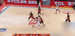 在昨天山东高速主场迎战新疆伊犁特的比赛中，发生了特别有意思的一幕。当时比赛进行到