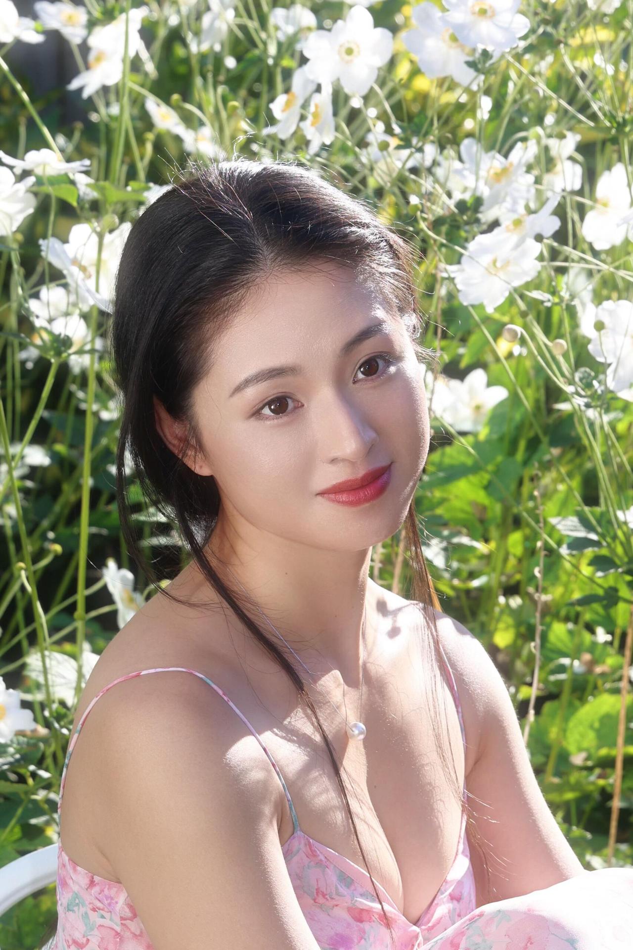 ：《花仙子》｜户外人像摄影

阳光为笔，花海为笺，
她是坠入凡间的花仙子。
粉裙