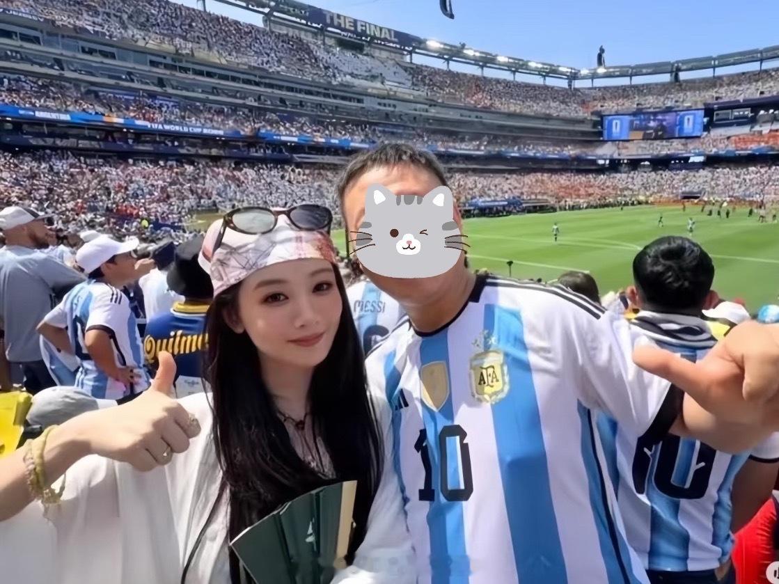 杨紫去看世界杯决赛世界杯决赛偶遇杨紫杨紫去看世界杯决赛了