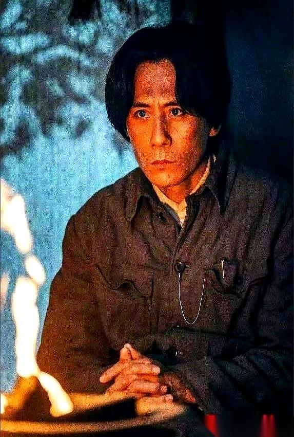 偌大的电影院，就我一个人。
巨幕上，是决定了我们所有人命运的《四渡》。
晚上六点