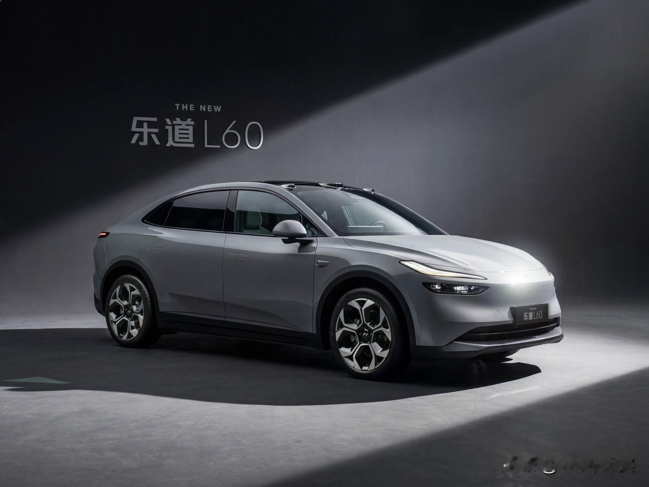 什么样才是属于年轻人的旗舰？
得有个性，设计原创，轿跑造型有棱角
还够耐看，蔚来