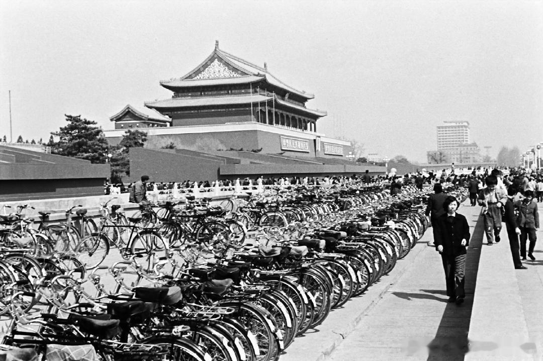 1984年，北京，天安门广场上的自行车。摄影 方学辉 