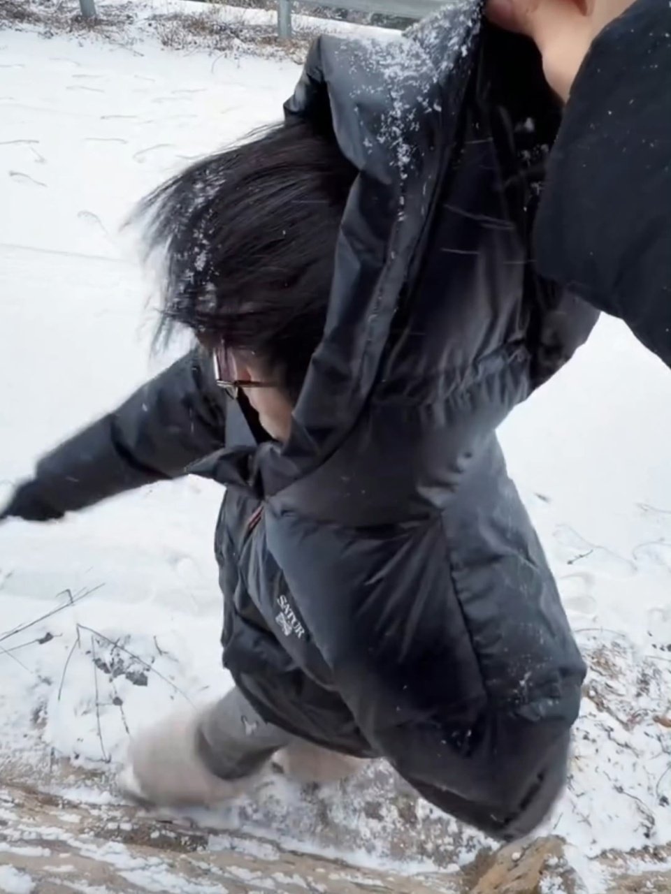 宋亚轩毛绒腿套宋亚轩干嘛拎我帽子 宋亚轩毛绒腿套真的好可爱啊 