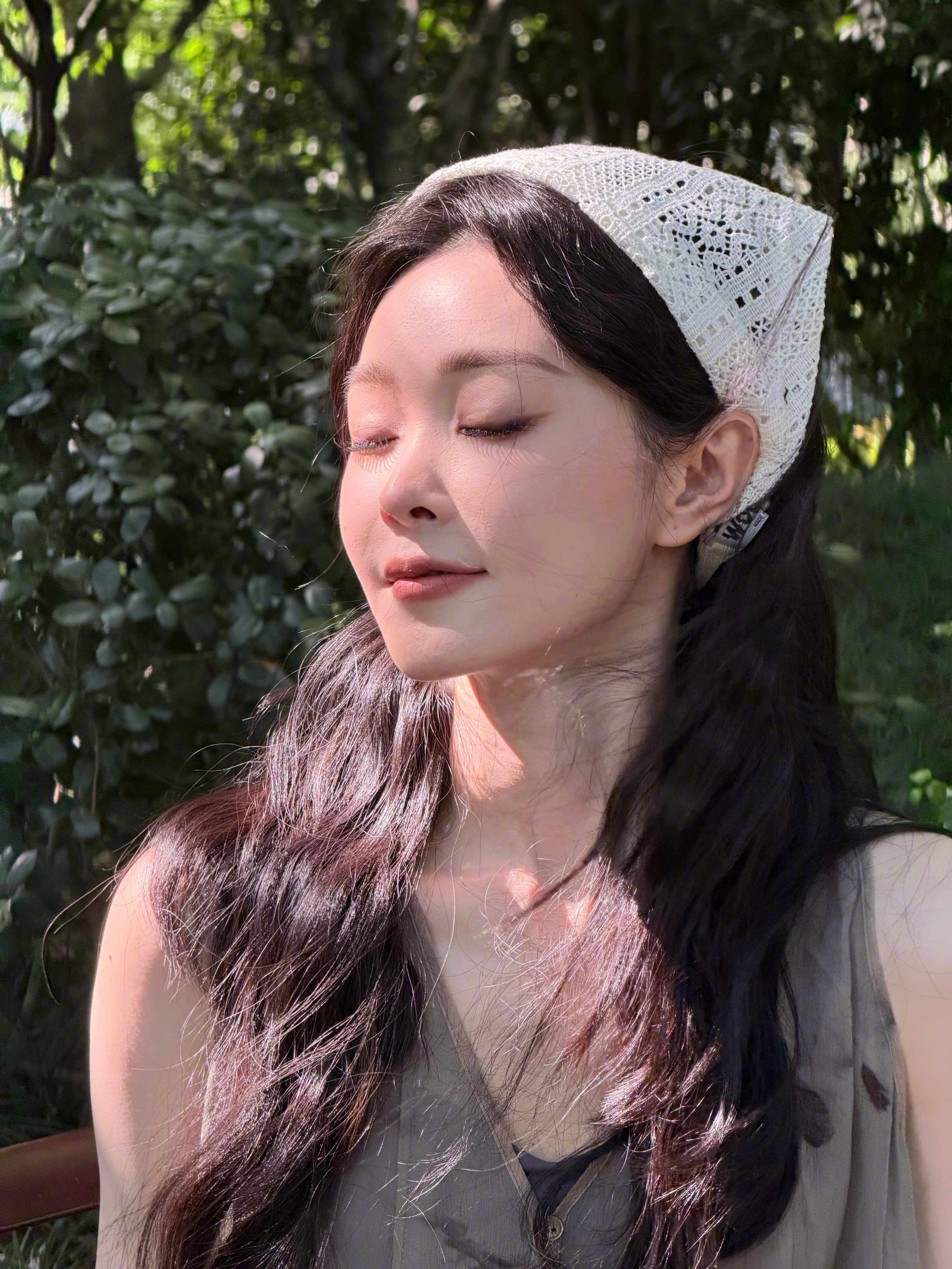 宋轶天选种田文女主 远离市井喧嚣，栖身田园一隅。宋轶漫步绿野，一身素雅穿搭，诠释