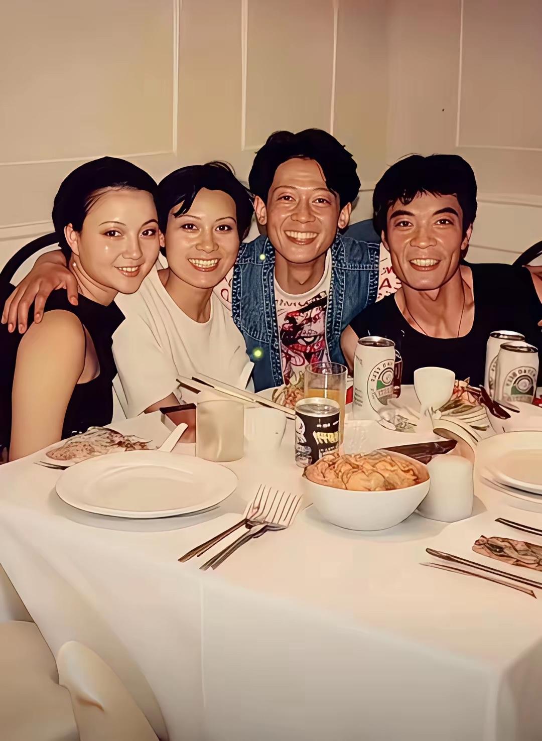 1994年的老照片，左一徐幸、周笑莉、王志文、刘威合影。

当时，四位在上海演出