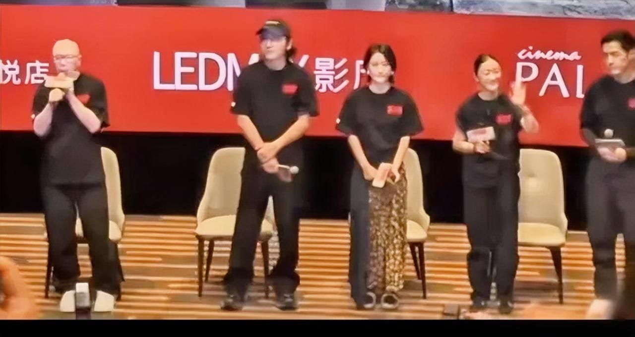 冯导这是又去武汉了：武汉的朋友们，走个热干面，北京的朋友们，走个炸酱面，你是哪里