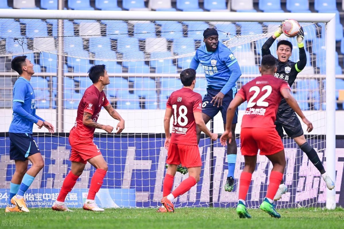 上海海港 1-0 双杀沧州雄狮，重返榜首！武磊破门古斯塔沃错失良机

1. 中超