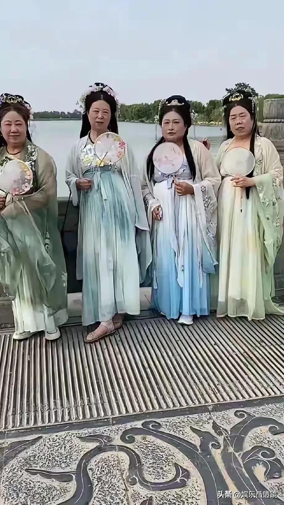 看到这4个大妈穿汉服的合照，很多人都不地道的笑了。
上了一定的年纪，发胖之后，穿