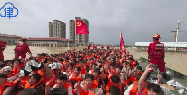 水深7米断水断电，6000人困了三天，那个60米的“铁家伙”开进校园时，整栋楼都