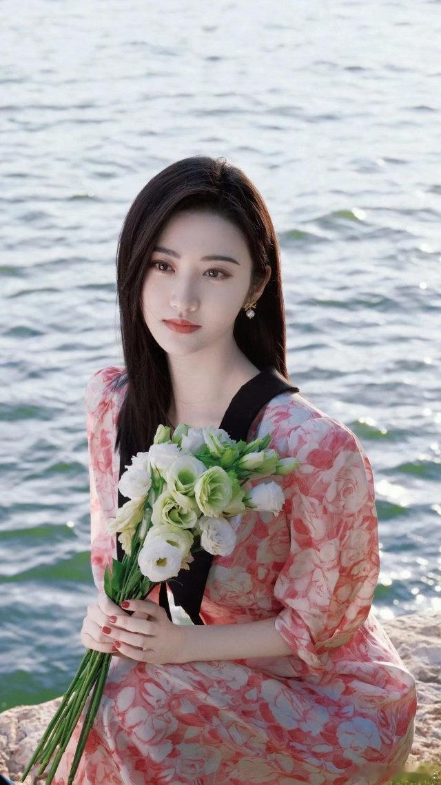 景甜滴血认亲全网刷屏名场面！景甜演绎滴血认亲创意舞蹈，动作到位神情认真，反差搞笑