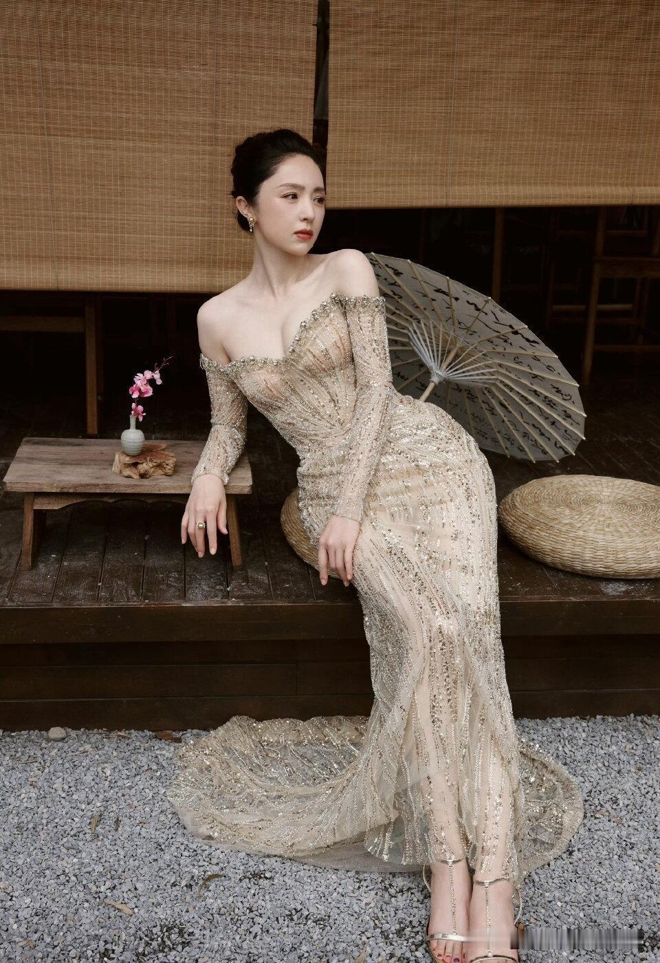 黑龙江出来的美女不仅颜值高，身材也好，拥有较为高挑的身形，董璇端庄大方，秀外慧中