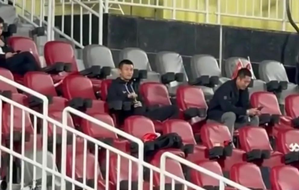 马宁，傅明没有执法任务的时候，来现场观看国足比赛，为中国队加油！