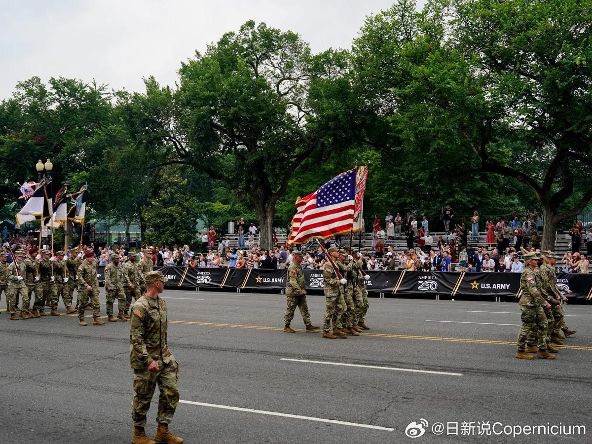 【从纳粹符号到王冠画像：争议性阅兵背后的美国民粹密码】▶这无疑是美国几十年来规模