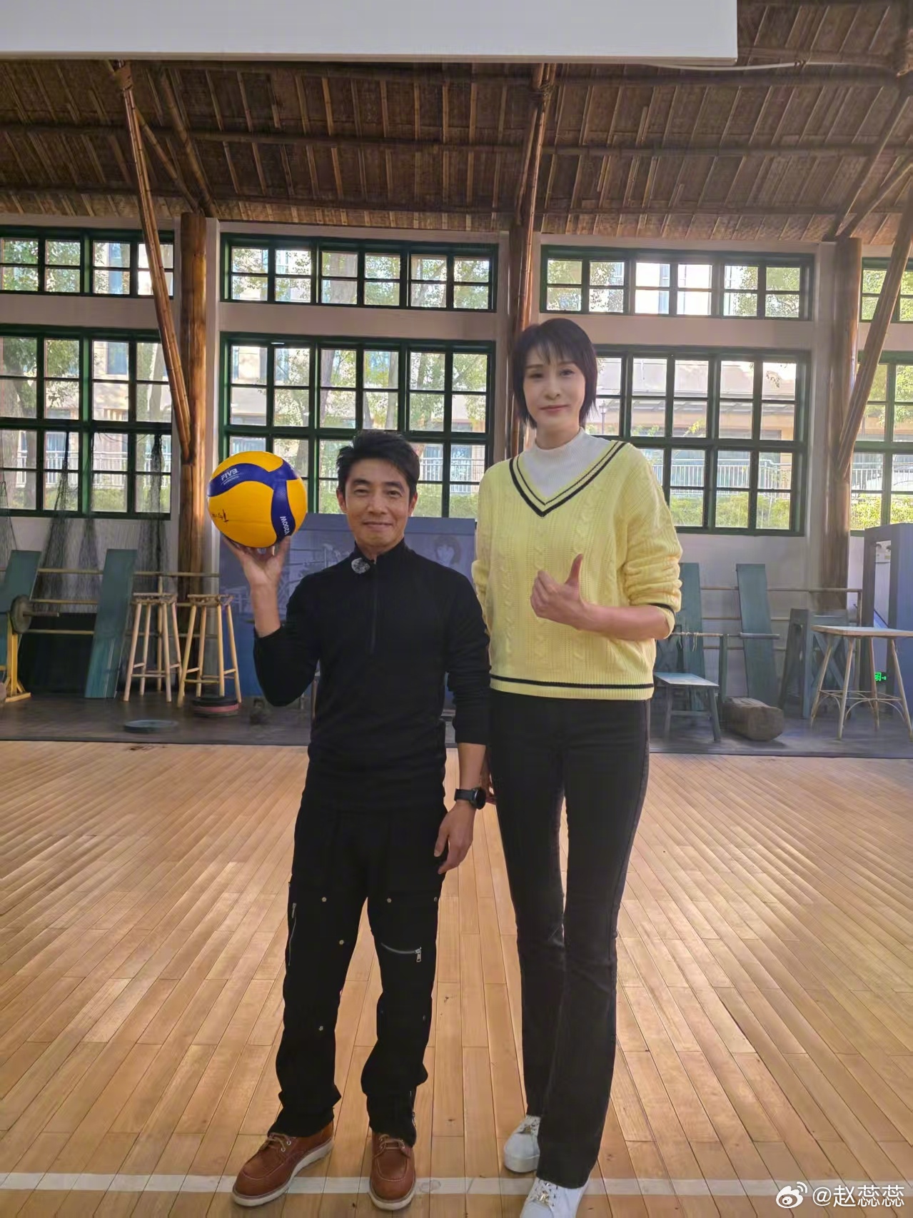 最近在学分镜，了解了一些景别知识，看了城市风华录 节目发现，显示我中景的镜头时，