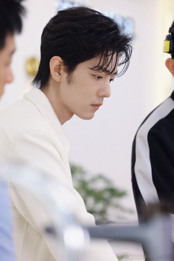 肖战赴健康美好生活之约肖战安吉尔直播造型 肖战安吉尔直播造型，肖战赴健康美好生活