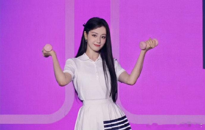 迪丽热巴女大级别的迪丽热巴运动风女大 看迪丽热巴白裙黑长直，妥妥的清纯女大，气质
