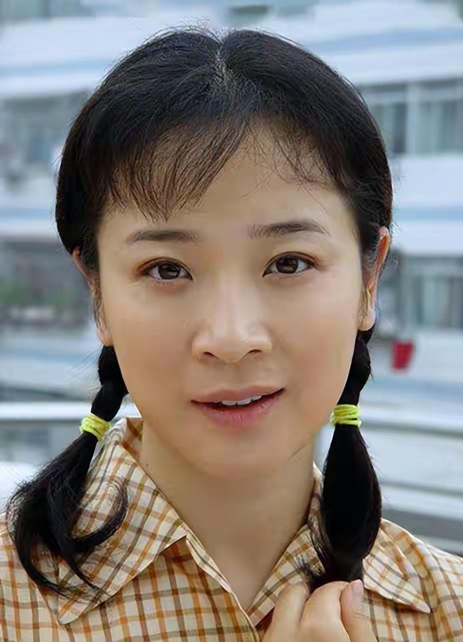 陈小艺是国家一级演员，当年凭《外来妹》走红，和导演刘惠宁曾是圈内模范夫妻。后来刘