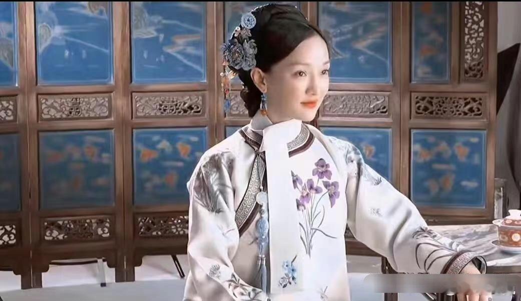 如懿的定妆照多好看啊～可惜她不用[摊手]周迅是不是喜欢黑化后的甄嬛妆造？？但是又